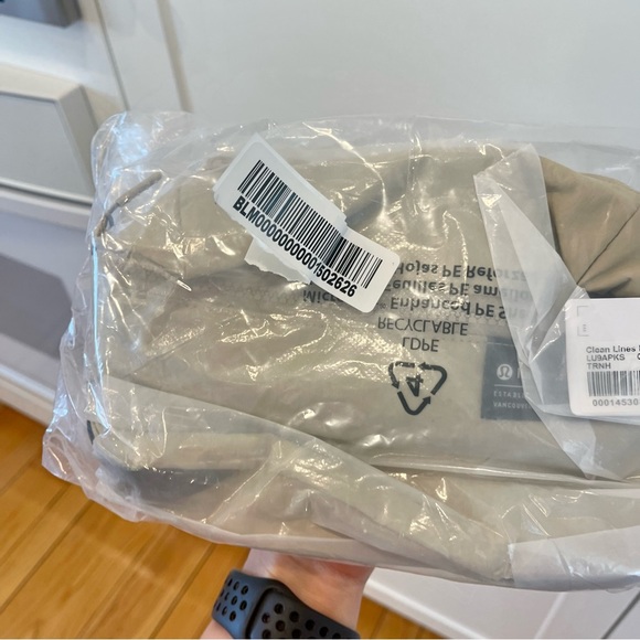 NWT Lululemon Belt Bag , Clean Lines in Trench 2L - Picture 13 of 16